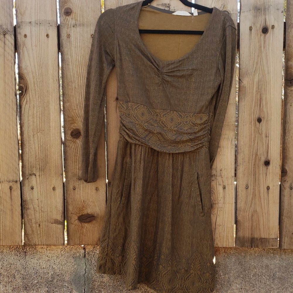 Athleta dress green long sleeve v neck floral pattern